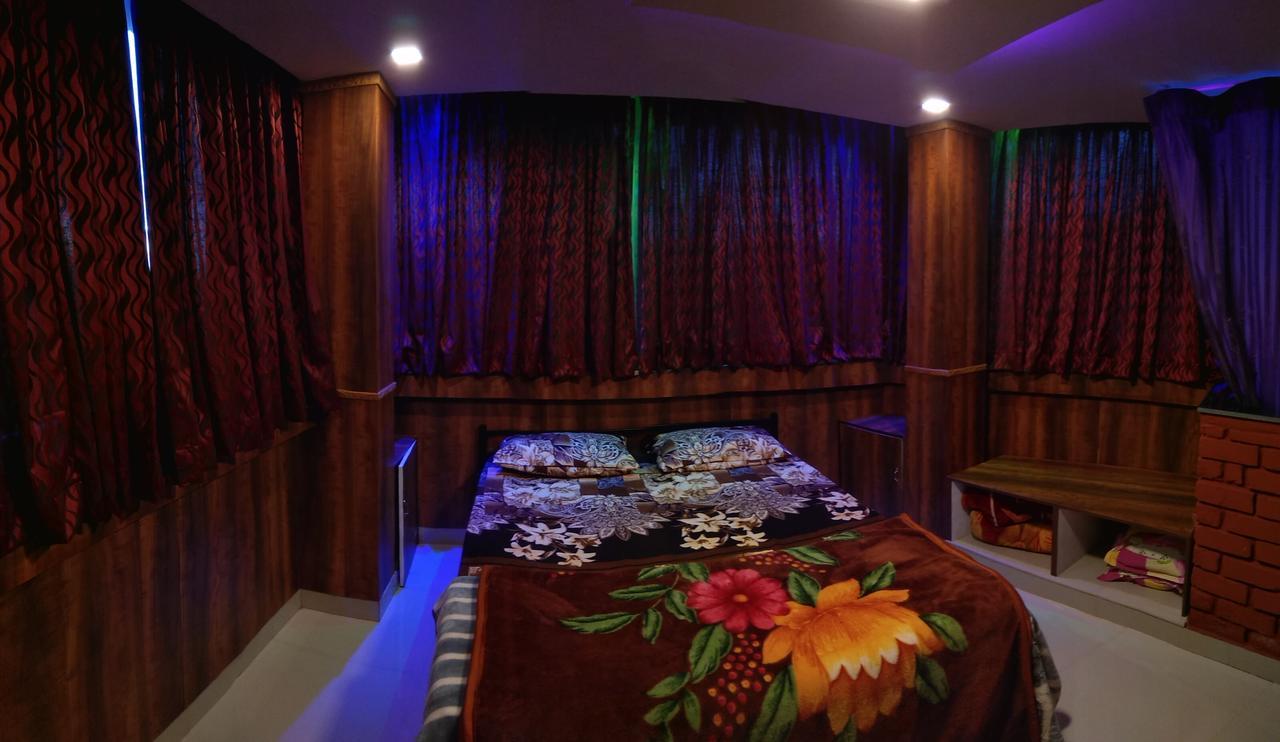 Myspace Holiday Inn 乌提 外观 照片